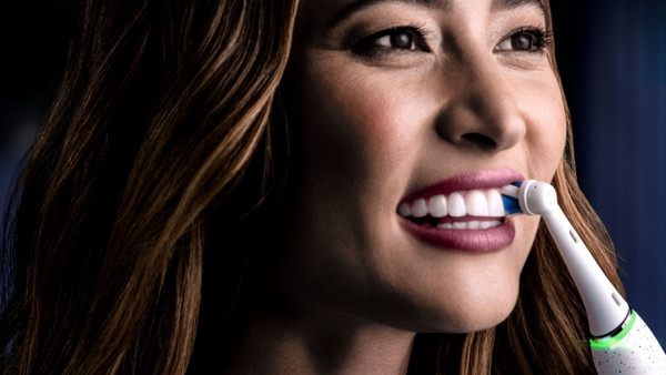 Oral-B iO Series 10 Cosmic Black Ηλεκτρική Οδοντόβουρτσα με Χρονομετρητή Αισθητήρα Πίεσης & Θήκη Ταξιδίου: Επαγγελματικό Καθαρισμό