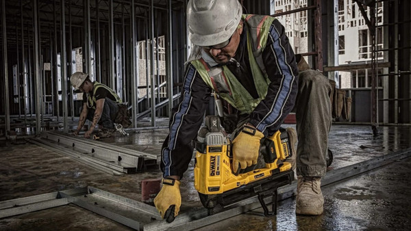 DeWALT DCN890P2: Ρυθμιζόμενο βάθος καρφώματος με ακρίβεια
