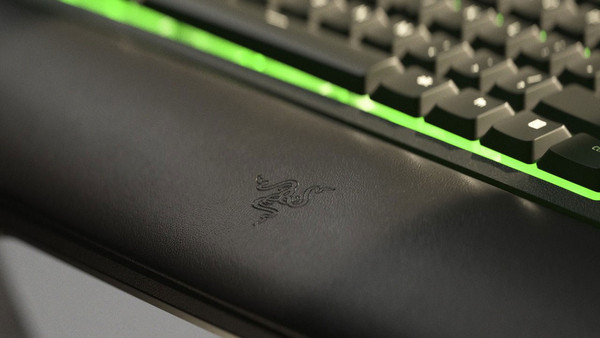 Razer Ornata V2 Chroma Gaming Πληκτρολόγιο με Hybrid Διακόπτες RGB Black: Άνεση και πολυτέλεια