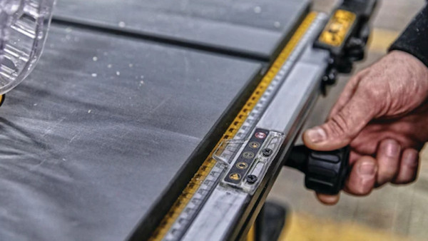 DeWALT DWE7492: Ακρίβεια στην κοπή