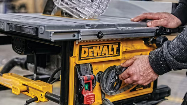DeWALT DWE7492: Ισχυρός κινητήρας