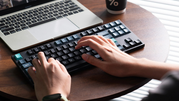 Keychron B33 Ασύρματο Μηχανικό Σετ Gaming Πληκτρολόγιο TenKeyLess με Keychron Scissor Διακόπτες Black: Άνετη πληκτρολόγηση με αθόρυβα πλήκτρα