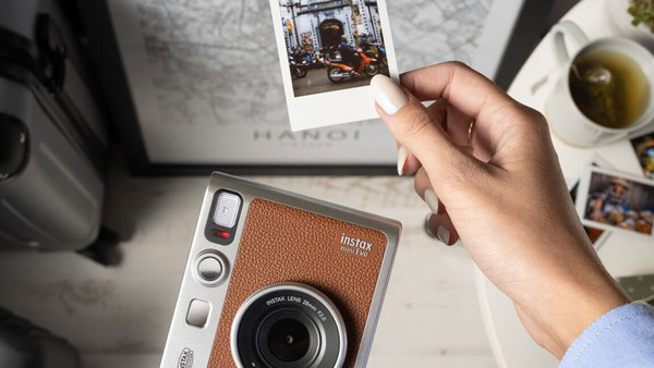 Fujifilm Instax Mini Evo Brown: Δημιούργησε διαφορετικό ύφος
