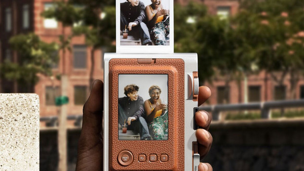 Fujifilm Instax Mini Evo Brown: Υβριδική λήψη και άμεση εκτύπωση