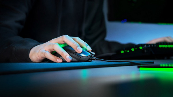 Razer DeathAdder V2 Ενσύρματο Gaming Ποντίκι RGB 20000 DPI Black: Καλώδιο μεν, εργονομία