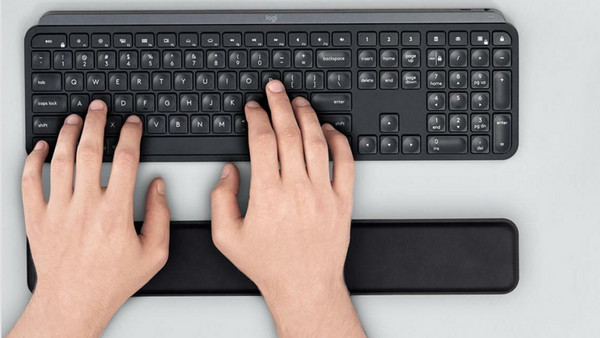 Logitech MX Keys Illuminated Graphite Ασύρματο Πληκτρολόγιο: Σταθερά πλήκτρα που δεν γλιστράνε