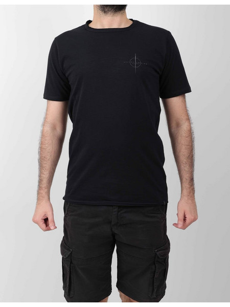 KAYAK T-SHIRT ΚΟΝΤΟΜΑΝΙΚΟ ΜΑΥΡΟ ΜΕ ΛΑΙΜΟΚΟΨΗ ΚΑΙ LOGO ΣΤΟ ΣΤΗΘΟΣ ΚΑΝΟΝΙΚΗ ΓΡΑΜΜΗ