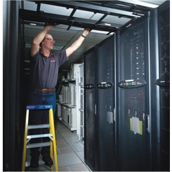 APC OnSite Service OnSite Warranty Extension Serviceerweiterung Arbeitszeit und Ersatzteile (fr UPS 96 kW mit PDUXR) 2 Jahre VorOrt Geschftszeiten Reaktionszeit am nchsten Arbeitstag fr PN SY96K160H S