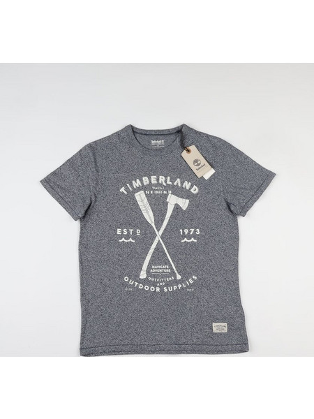 TIMBERLAND T-SHIRT ΚΟΝΤΟΜΑΝΙΚΟ ΜΠΛΕ ΜΕ ΛΑΙΜΟΚΟΨΗ ΚΑΙ ΣΤΑΜΠΑ LOGO ΕΜΠΡΟΣ ΚΑΝΟΝΙΚΗ ΓΡΑΜΜΗ