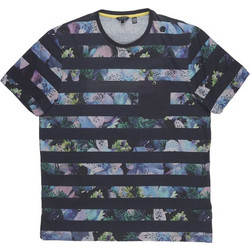 TED BAKER T-SHIRT ΚΟΝΤΟΜΑΝΙΚΟ ΜΠΛΕ ΜΕ ΛΑΙΜΟΚΟΨΗ ΤΣΕΠΗ ΣΤΟ ΣΤΗΘΟΣ ΜΕ ΚΟΥΜΠΙ ΚΑΙ PRINTS ΚΑΝΟΝΙΚΗ ΓΡΑΜΜΗ