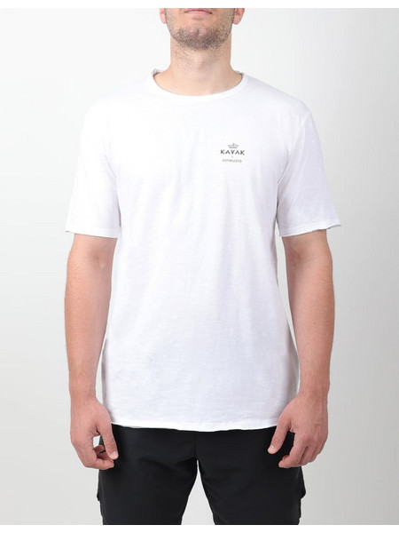 KAYAK BY DSTREZZED T-SHIRT ΚΟΝΤΟΜΑΝΙΚΟ ΛΕΥΚΟ ΜΕ ΛΑΙΜΟΚΟΨΗ ΚΑΙ ΚΕΝΤΗΜΕΝΟ LOGO ΣΤΟ ΣΤΗΘΟΣ ΚΑΝΟΝΙΚΗ ΓΡΑΜΜΗ
