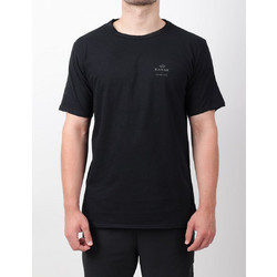 KAYAK BY DSTREZZED T-SHIRT ΚΟΝΤΟΜΑΝΙΚΟ ΜΑΥΡΟ ΜΕ ΛΑΙΜΟΚΟΨΗ ΚΑΙ ΚΕΝΤΗΜΕΝΟ LOGO ΣΤΟ ΣΤΗΘΟΣ ΚΑΝΟΝΙΚΗ ΓΡΑΜΜΗ