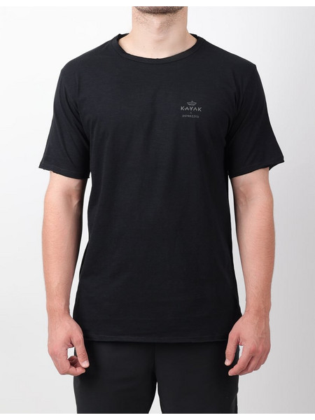 KAYAK BY DSTREZZED T-SHIRT ΚΟΝΤΟΜΑΝΙΚΟ ΜΑΥΡΟ ΜΕ ΛΑΙΜΟΚΟΨΗ ΚΑΙ ΚΕΝΤΗΜΕΝΟ LOGO ΣΤΟ ΣΤΗΘΟΣ ΚΑΝΟΝΙΚΗ ΓΡΑΜΜΗ