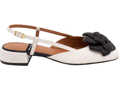 Γυναικεία off-white γόβα με χαμηλό τακούνι και μαύρο λουλούδι Angel Alarcon
