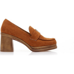Γόβες loafers κάμελ σουέτ με μεταλλική λεπτομέρεια