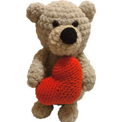 Πλεκτό amigurumi αρκουδάκι με κόκκινη καρδιά