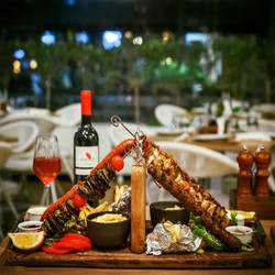 Μεγάλη Ποικιλία Κρεατικών Σε Ξύλινο Σκεύος Ξιφασκία