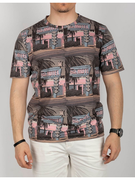 BOSS T-SHIRT ΚΟΝΤΟΜΑΝΙΚΟ ΠΟΛΥΧΡΩΜΟ ΜΕ ΛΑΙΜΟΚΟΨΗ ΚΑΙ ΣΧΕΔΙΑ ΣΕ ΟΛΗ ΤΗΝ ΕΠΙΦΑΝΕΙΑ ΚΑΝΟΝΙΚΗ ΓΡΑΜΜΗ