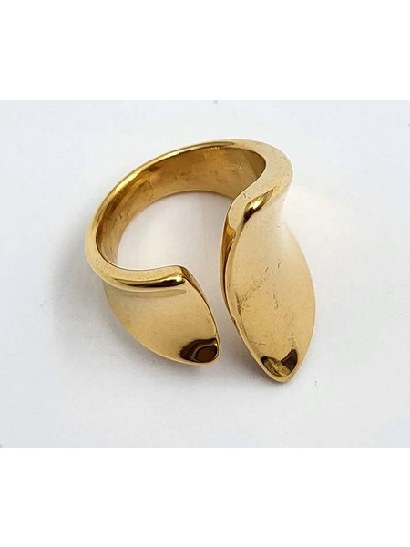 Classy gold ring
