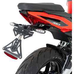 Αναδιπλούμενη βάση πινακίδας Barracuda για Aprilia Tuono 457 2026+ με θέση για εργοστασιακά φλας