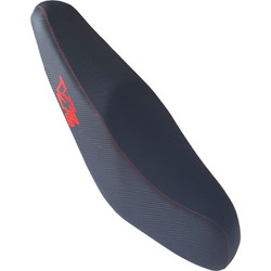 Σέλα λεπτή Carbon με κόκκινο λογότυπο στάμπα Sym Vf 125 Racing