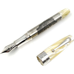 Αυτή η πένα της Montegrappa είναι αφιερωμένη στον Παρθενώνα. Είναι κατασκευασμένη απο μασίφ ασήμι και λευκή ταρταρούγα. Φέρει μύτη από 18Κ χρυσό και το σύστημα πλήρωσης είναι με πιστόνι. ISBKT320_001