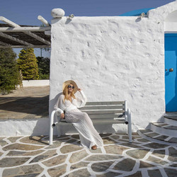 Παγκάκι πάρκου με μεταλλικό σκελετό - γκρι