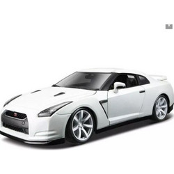 Bburago Nissan GT-R White 1:24