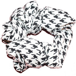 SCRUNCHIE ΛΕΥΚO ΜΕ ΜΑΥΡΟ ΣΧΕΔΙΟ