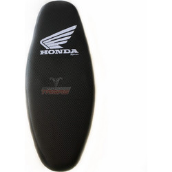 Σέλα λεπτή carbon Honda Innova 125 ραφτό λογότυπο άσπρο racing