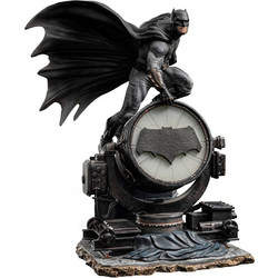 Iron Studios Zack Snyders Justice League Batman on Batsignal 28cm