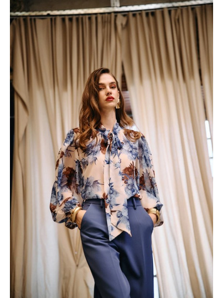 Desiree 17.45004-mpl.s FLORAL ΜΠΛΟΥΖΑ ΜΕ ΔΕΣΙΜΟ ΣΤΟ ΛΑΙΜΟ ΜΠΛΕ