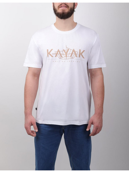 KAYAK T-SHIRT ΚΟΝΤΟΜΑΝΙΚΟ ΛΕΥΚΟ ΜΕ ΛΑΙΜΟΚΟΨΗ ΚΑΙ ΣΤΑΜΠΑ LOGO ΕΜΠΡΟΣ ΚΑΝΟΝΙΚΗ ΓΡΑΜΜΗ