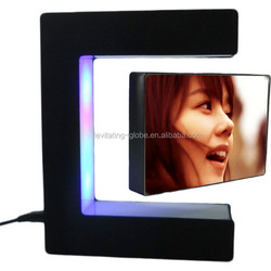 B09 AIΩΡOYMENH Κορνίζα φωτογραφιών Magnetic Levitation, Φώτα ΡΓΒ LED Περιστρεφόμενη οθόνη Διπλής Όψης