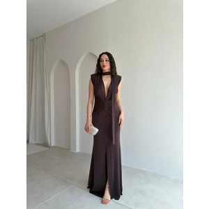 Γυναικείο καφέ μάξι φόρεμα Kinzi σε ύφασμα τύπου σατέν, με ραμμένο φουλάρι