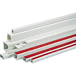 Κανάλι διανομής Schneider με Διάτρηση βάσης 40X40mm - Λευκό ETK40340