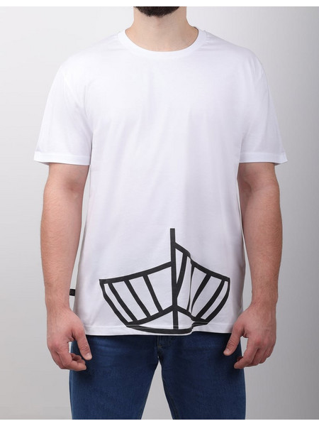 KAYAK T-SHIRT ΚΟΝΤΟΜΑΝΙΚΟ ΛΕΥΚΟ ΜΕ ΛΑΙΜΟΚΟΨΗ ΚΑΙ ΣΤΑΜΠΑ LOGO ΕΜΠΡΟΣ ΣΤΟ ΤΕΛΕΙΩΜΑ ΚΑΝΟΝΙΚΗ ΓΡΑΜΜΗ