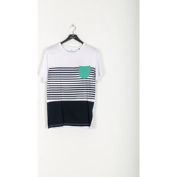 EXPLORER T-SHIRT ΚΟΝΤΟΜΑΝΙΚΟ ΛΕΥΚΟ / ΜΠΛΕ ΜΕ ΛΑΙΜΟΚΟΨΗ ΚΑΙ ΤΣΕΠΗ ΣΤΟ ΣΤΗΘΟΣ ΚΑΝΟΝΙΚΗ ΓΡΑΜΜΗ