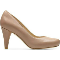 Clarks Dalia Ανατομικές Γόβες Δερμάτινες με Λεπτό Ψηλό Τακούνι Μπεζ 26132266