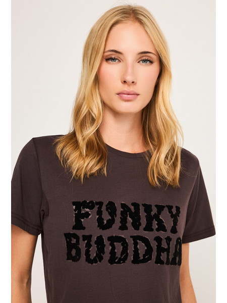 Βαμβακερό t-shirt με statement logo print FBL014-107-04_BITTER CHOCOLATE