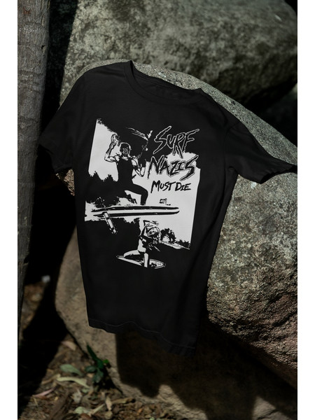 Surf Nazis must Die T-Shirt, Gildan, μαύρη Μπλούζα με λευκή εκτύπωση μεταξοτυπίας