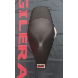Κάθισμα (Σέλα) Καρμπόν με κόκκινες ραφές για Gilera Runner 50-125-200cc 2006-2016 μοντέλα καινούργια γνήσια