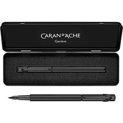 CARAN D'ACHE ΠΕΝΑ ΣΕ ΜΕΤΑΛΛΙΚΟ ΚΟΥΤΙ FINE 849 ΜΑΥΡΟ