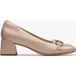 Clarks Ανατομικές Γόβες Λουστρίνι με Χοντρό Χαμηλό Τακούνι Μπεζ 26181319
