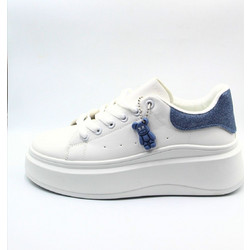 Sneakers λευκό με κορδόνι και Jeans λεπτομέρεια