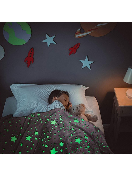 ΠΑΙΔΙΚΗ ΜΟΝΗ ΚΟΥΒΕΡΤΑ ΦΛΙΣ ΜΕ ΑΣΤΡΑ ΠΟΥ ΦΩΣΦΟΡΙΖΟΥΝ ΣΤΟ ΣΚΟΤΑΔΙ (127 x 152 cm ) MAGIC BLANKET