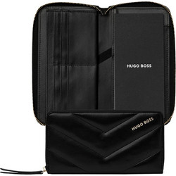 Φάκελος-ντοσιέ Α5 Hugo Boss με καπιτονέ ματ vegan υφές δέρματος και φερμουάρ. Το ντοσιέ περιλαμβάνει σημειωματάριο με 40 σελίδες και διάφορες θήκες. HTO311A