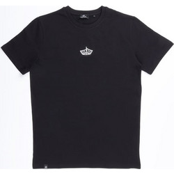 KAYAK T-SHIRT AEGEAN ΚΟΝΤΟΜΑΝΙΚΟ ΜΑΥΡΟ ΜΕ ΛΑΙΜΟΚΟΨΗ ΚΑΙ ΤΟ ΛΟΓΟΤΥΠΟ ΤΟΥ BRAND ΕΜΠΡΟΣ ΚΑΝΟΝΙΚΗ ΓΡΑΜΜΗ