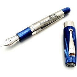 Fountain πένα Montegrappa από μασίφ ασήμι 926 και υψηλής ποιότητας Aegean Blue celluloid. Ο Master Engraver της Montegrappa, Mario Rosetti, φιλοτεχνεί χαράσσοντας αποκλειστικά στο χέρι τη μορφή του θρ