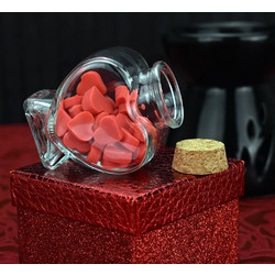 Βαζάκι σε σχήμα καρδιάς, γεμάτο με κόκκινα wax melts σε σχήμα καρδιάς - άρωμα Lila Pause | 30 τεμάχια wax melts
